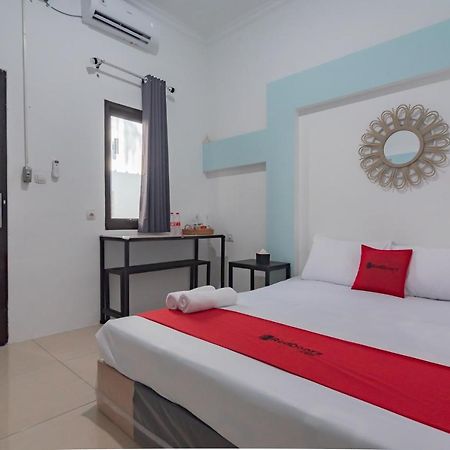 Reddoorz At Jalan Otista Karawang Hotel Exterior foto