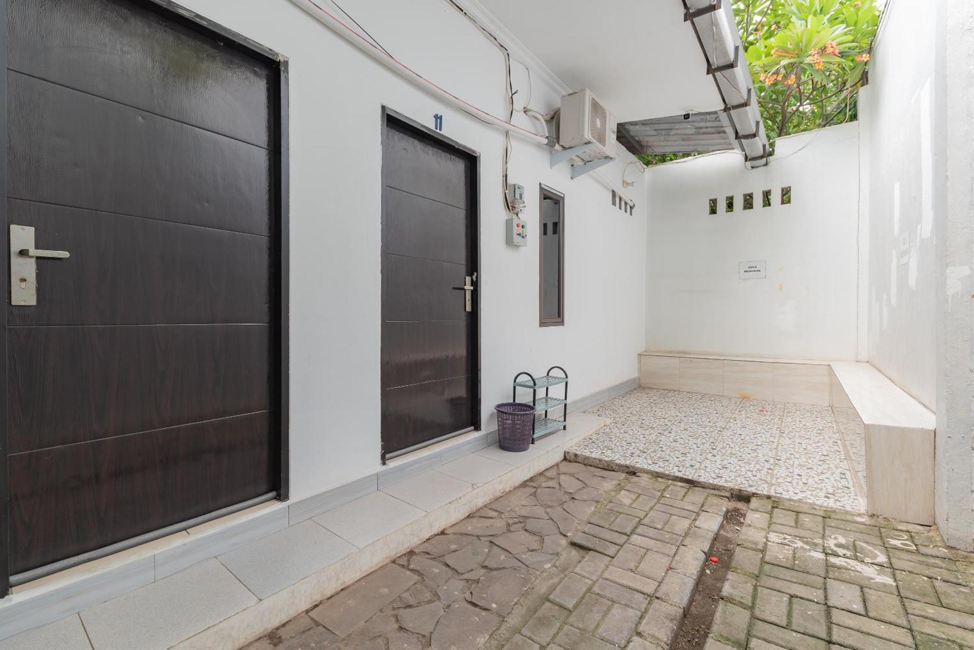 Reddoorz At Jalan Otista Karawang Hotel Exterior foto