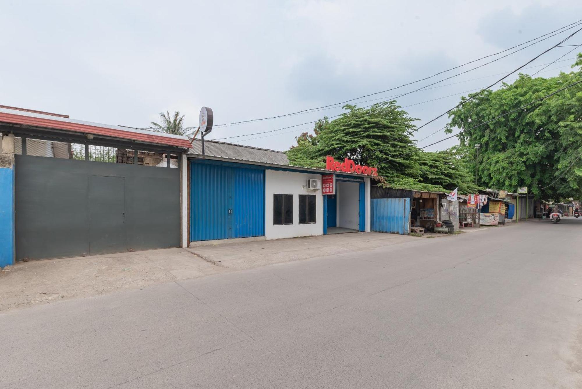 Reddoorz At Jalan Otista Karawang Hotel Exterior foto