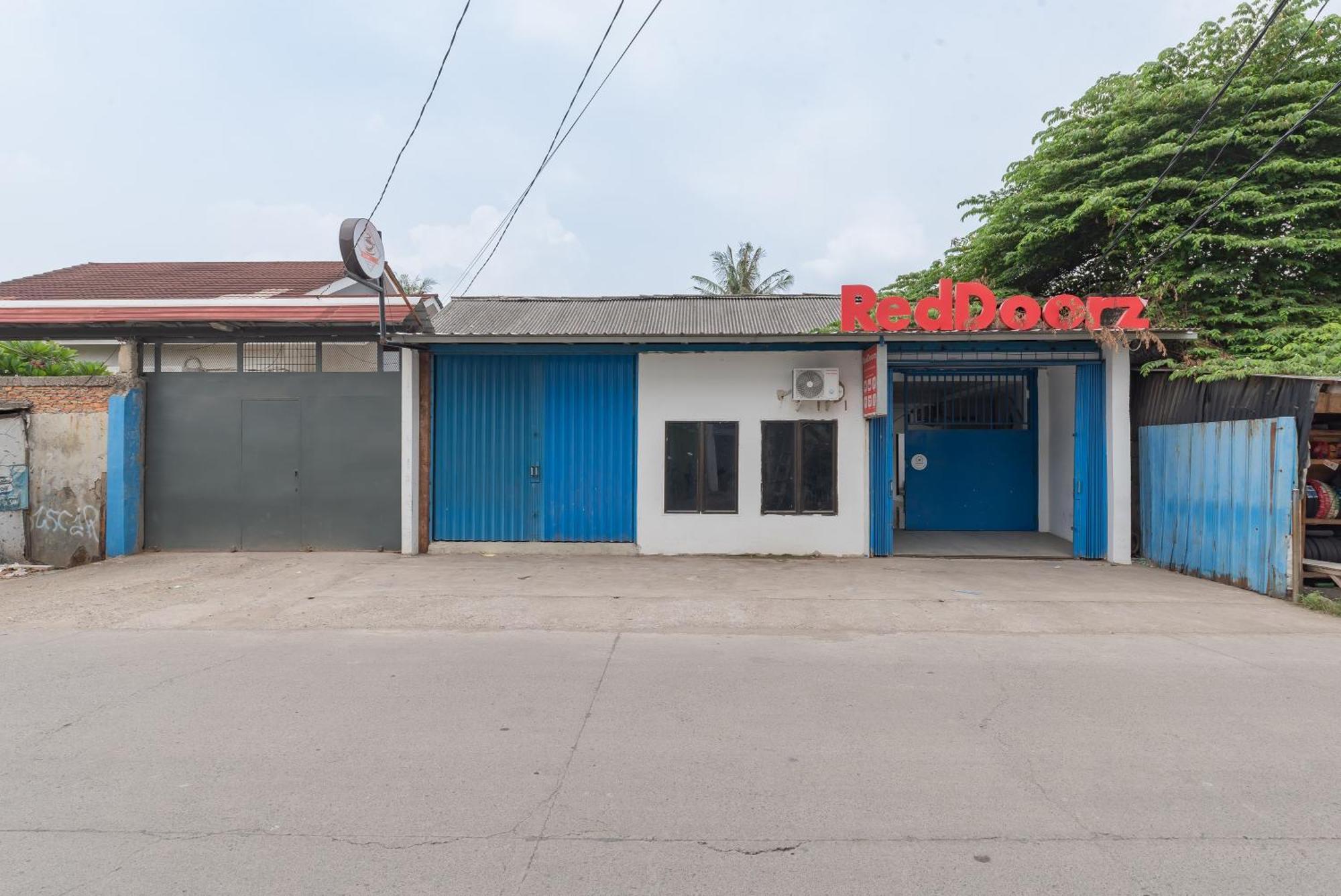 Reddoorz At Jalan Otista Karawang Hotel Exterior foto