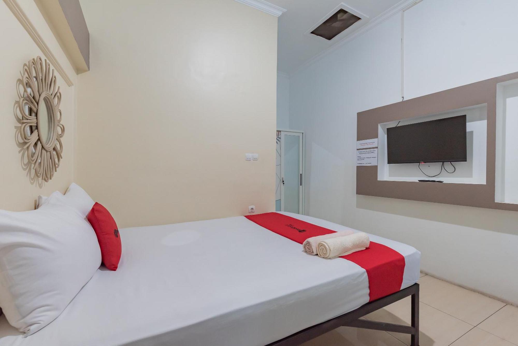 Reddoorz At Jalan Otista Karawang Hotel Exterior foto
