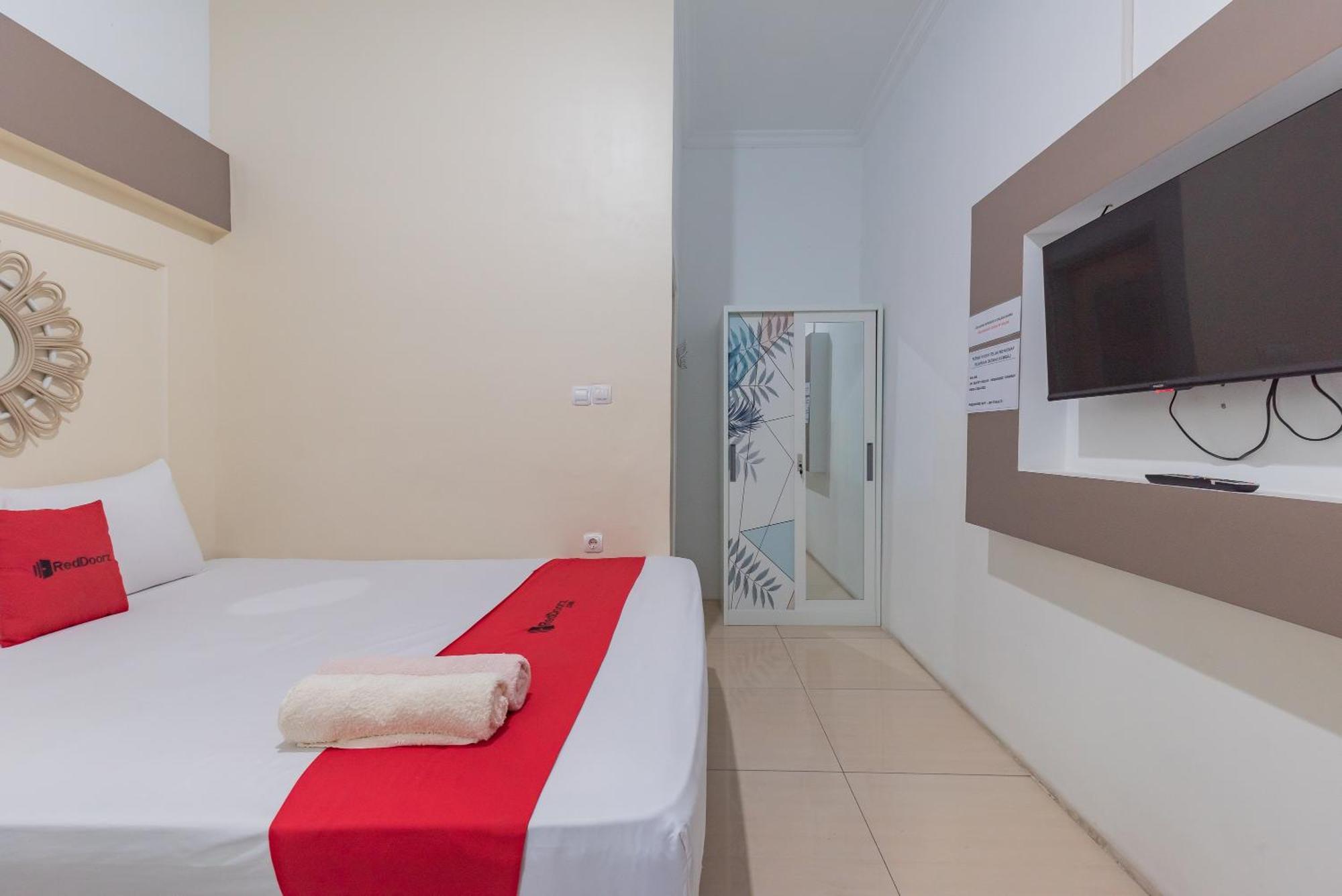 Reddoorz At Jalan Otista Karawang Hotel Exterior foto
