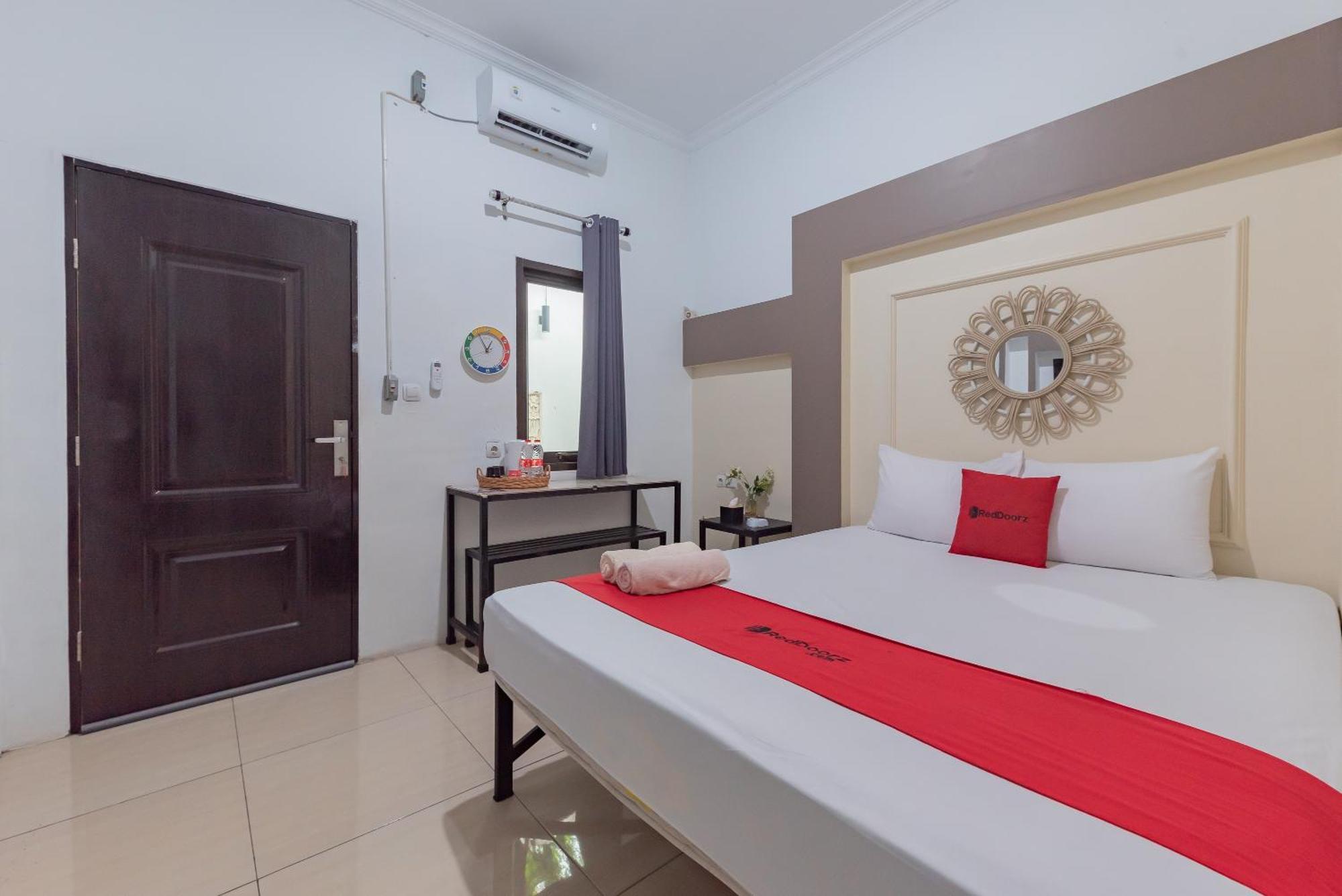 Reddoorz At Jalan Otista Karawang Hotel Exterior foto